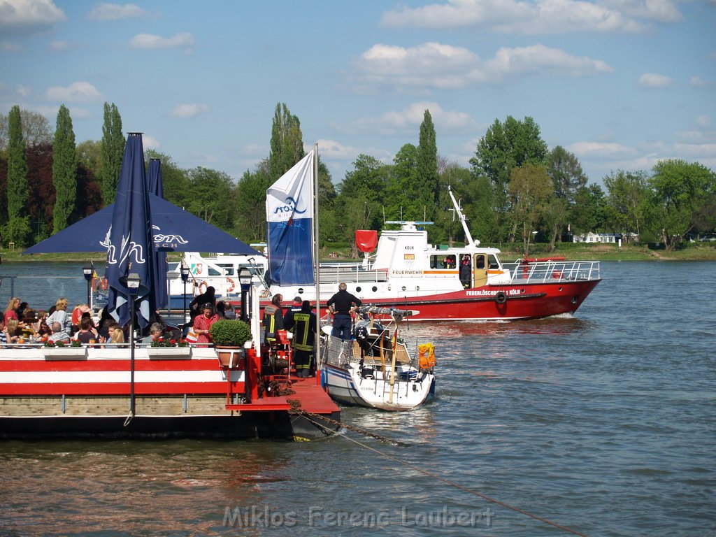 Motor Segelboot mit Motorschaden trieb gegen Alte Liebe bei Koeln Rodenkirchen P006.JPG